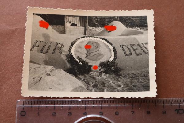 altes Foto - Sandburg mit Portrait von Adolf Hitler